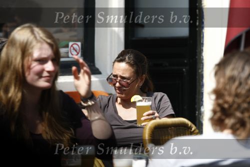 Amsterdam 21 april 2009
Suzanne Klemann drijkt biertje op terras.
Peter Smulders bv