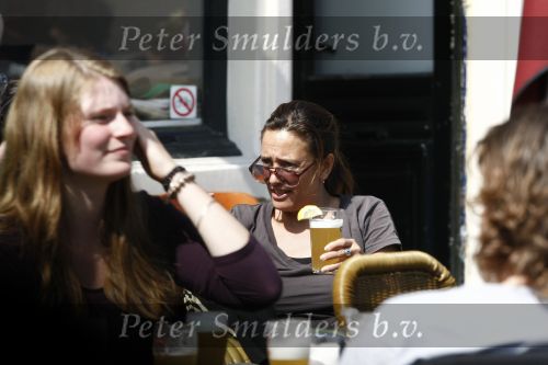 Amsterdam 21 april 2009
Suzanne Klemann drijkt biertje op terras.
Peter Smulders bv