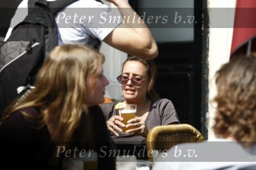 Amsterdam 21 april 2009
Suzanne Klemann drijkt biertje op terras.
Peter Smulders bv