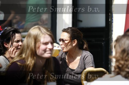 Amsterdam 21 april 2009
Suzanne Klemann drijkt biertje op terras.
Peter Smulders bv