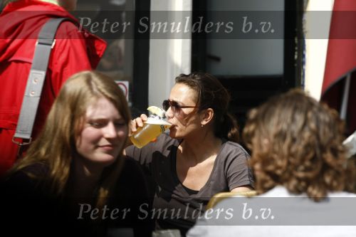 Amsterdam 21 april 2009
Suzanne Klemann drijkt biertje op terras.
Peter Smulders bv