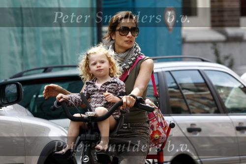 Amsterdam 23 mei 2009
Suzanne Kleman met dochter op de fiets.
Peter Smulders bv