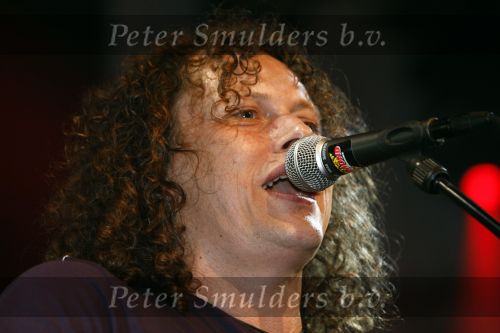 Leeuwarden 18 april 2008
Feestje voor het 40 jarig bestan van supermarktketen Poisch. Syb v d Ploeg optredn met de kast
Peter Smulders bv