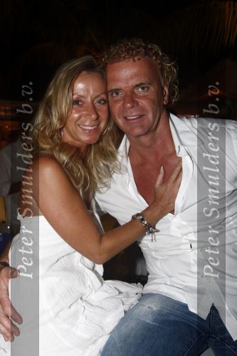 Curacao 31 december 2008 1 januari 2009
Oudjaarsfeest bij Mambo Beach. Wino Omtzigt en Sylvana Borsato
Peter Smulders bv