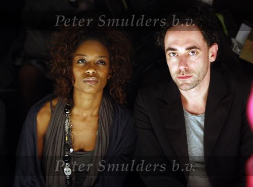 Amsterdam 28 januari 2008
Sylvana Simons met een vriend bij de modeshow van Simone v Trojen tijdens de amsterdam fashion week.