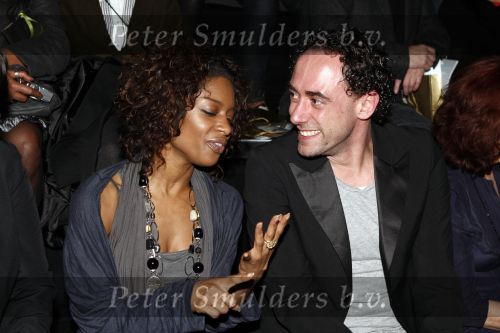 Amsterdam 28 januari 2008
Sylvana Simons met een vriend bij de modeshow van Simone v Trojen tijdens de amsterdam fashion week.
