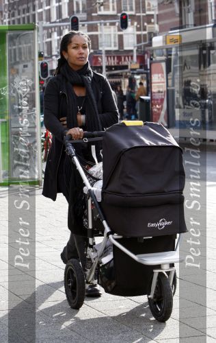 Amsterdam 17 november 2007
Sylvia Kieft achter kinderwagen met daarin haar baby.