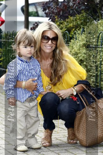 Uitgeest 3 juni 2008
Sylvie v d Vaart en zoon Damian komen thuis nadat papa Rafael vertrokken is met het Nederlands elftal naar Zwitserland voor het EK.