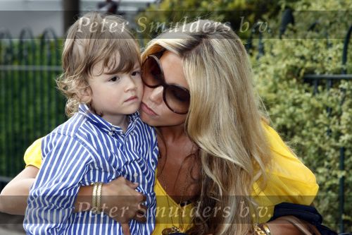 Uitgeest 3 juni 2008
Sylvie v d Vaart en zoon Damian komen thuis nadat papa Rafael vertrokken is met het Nederlands elftal naar Zwitserland voor het EK.