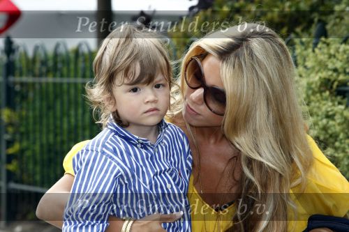 Uitgeest 3 juni 2008
Sylvie v d Vaart en zoon Damian komen thuis nadat papa Rafael vertrokken is met het Nederlands elftal naar Zwitserland voor het EK.