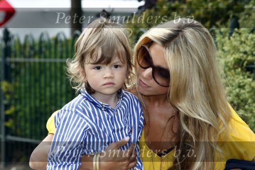 Uitgeest 3 juni 2008
Sylvie v d Vaart en zoon Damian komen thuis nadat papa Rafael vertrokken is met het Nederlands elftal naar Zwitserland voor het EK.