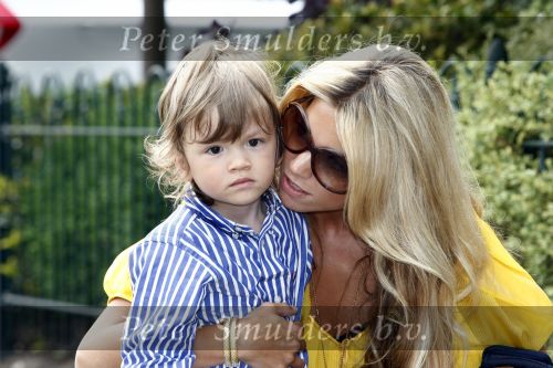 Uitgeest 3 juni 2008
Sylvie v d Vaart en zoon Damian komen thuis nadat papa Rafael vertrokken is met het Nederlands elftal naar Zwitserland voor het EK.