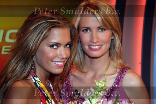 Amsterdam 6 juni 2005
Sylvie v d Vaart en Anouk Smulders presenteren SBS Shownieuws.