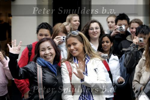 Amsterdam 11 mei 2005
Sylvie v d Vaart op pc Hooftstraat  met japanse fans