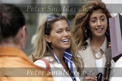 Amsterdam 11 mei 2005
Sylvie v d Vaart op pc Hooftstraat  en Dani Bles