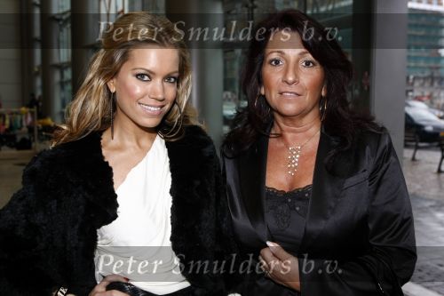 Amsterdam 16 maart 2008
Sylvie v d Vaart en haar schoonmoeder bij modeshow Danie Bles in Expo 21
Peter Smulders bv