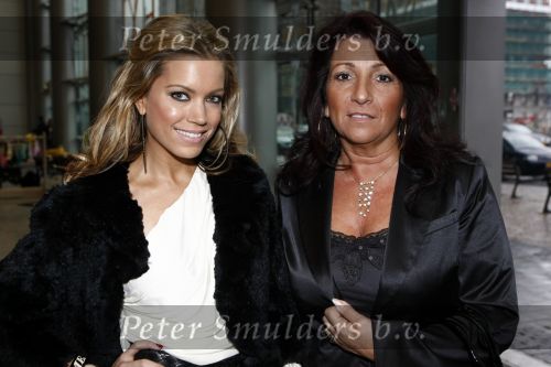 Amsterdam 16 maart 2008
Sylvie v d Vaart en haar schoonmoeder bij modeshow Danie Bles in Expo 21
Peter Smulders bv