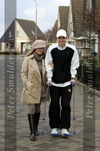 Uitgeest 17 november 2005
Rafael v d Vaart op krukken na operatie en zijn vrouw Sylvie v d Vaart zwanger met petje.