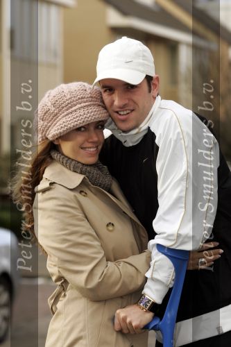 Uitgeest 17 november 2005
Rafael v d Vaart op krukken na operatie en zijn vrouw Sylvie v d Vaart zwanger met petje.