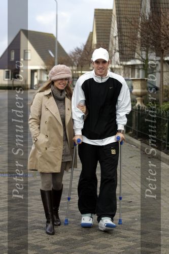 Uitgeest 17 november 2005
Rafael v d Vaart op krukken na operatie en zijn vrouw Sylvie v d Vaart zwanger met petje.