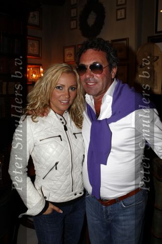Breda 26 augustus 2008
Muziekfeest van de Tros op de grote markt in Breda. Tatjana Simic met Ronnie Rosenbaum