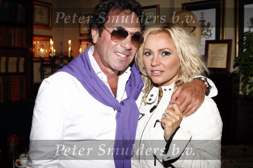 Breda 26 augustus 2008
Muziekfeest van de Tros op de grote markt in Breda. Tatjana Simic met Ronnie Rosenbaum