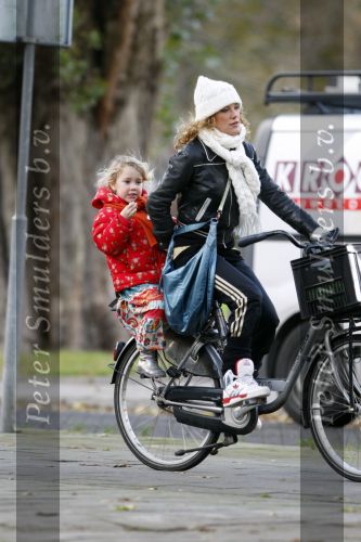 Amsterdam 12 november 2007
Tatum Dagelet met dochter Toy Travis op de fiets.