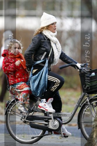 Amsterdam 12 november 2007
Tatum Dagelet met dochter Toy Travis op de fiets.