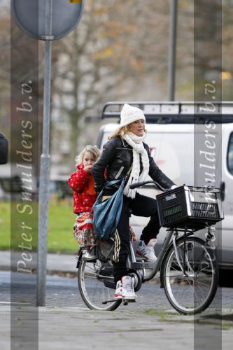 Amsterdam 12 november 2007
Tatum Dagelet met dochter Toy Travis op de fiets.