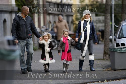 Amsterdam 23 november 2007
Tatum Dagelet met haar dochter Toy Travis en Eric Schaay met dochter gaan samen naar artis.