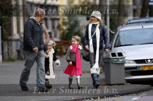 Amsterdam 23 november 2007
Tatum Dagelet met haar dochter Toy Travis en Eric Schaay met dochter gaan samen naar artis.