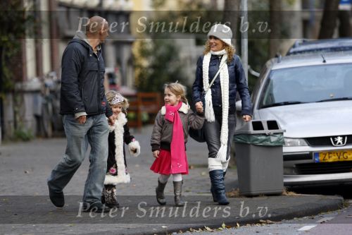Amsterdam 23 november 2007
Tatum Dagelet met haar dochter Toy Travis en Eric Schaay met dochter gaan samen naar artis.