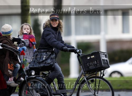 Amsterdam 19 januari 2009
Tatum Dagelet op de fiets met haar dochter Toy Travis.
Peter Smulders bv