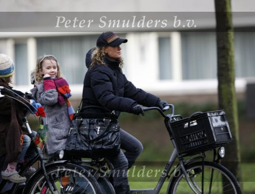 Amsterdam 19 januari 2009
Tatum Dagelet op de fiets met haar dochter Toy Travis.
Peter Smulders bv