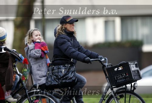 Amsterdam 19 januari 2009
Tatum Dagelet op de fiets met haar dochter Toy Travis.
Peter Smulders bv