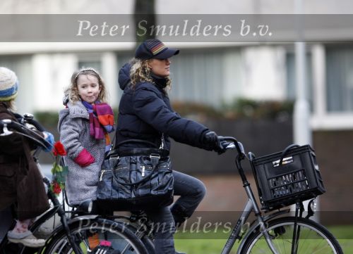 Amsterdam 19 januari 2009
Tatum Dagelet op de fiets met haar dochter Toy Travis.
Peter Smulders bv