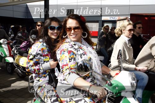 Amsterdam 12 mei 2009
Het blad Grazia organiseert samen met vespa scooters een leuke rally door amsterdam heen. Tessa Koops
Peter Smulders bv