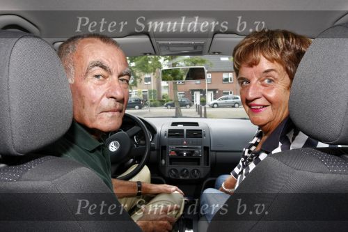 Den Haag 20 juni 2008
Ien en Theo Borg bij hun auto. 
Vanwege de hoge benzineprijs kunnen ze bijna geen auto meer rijden