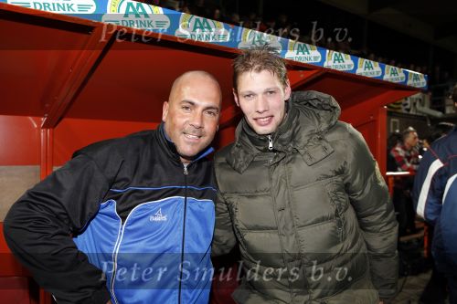 Volendam 24 maart 2009
Artiesten volendam waaronder Jan Smit en Simon Keizer voetballen in het stadion van Volendam tegen oa Mental Theo nabuurs Grad Damen en Rashid. Dick Jol is de scheidsrechter. Uiteindelijk wint brabant met 2-4. Theo en Theo Lucius
Peter Smulders bv