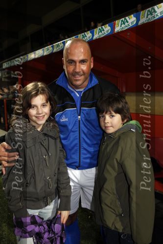Volendam 24 maart 2009
Artiesten volendam waaronder Jan Smit en Simon Keizer voetballen in het stadion van Volendam tegen oa Mental Theo nabuurs Grad Damen en Rashid. Dick Jol is de scheidsrechter. Uiteindelijk wint brabant met 2-4
Peter Smulders bv