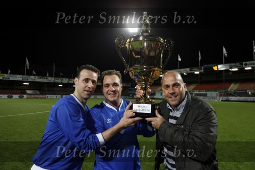 Volendam 24 maart 2009
Artiesten volendam waaronder Jan Smit en Simon Keizer voetballen in het stadion van Volendam tegen oa Mental Theo nabuurs Grad Damen en Rashid. Dick Jol is de scheidsrechter. Uiteindelijk wint brabant met 2-4
Peter Smulders bv