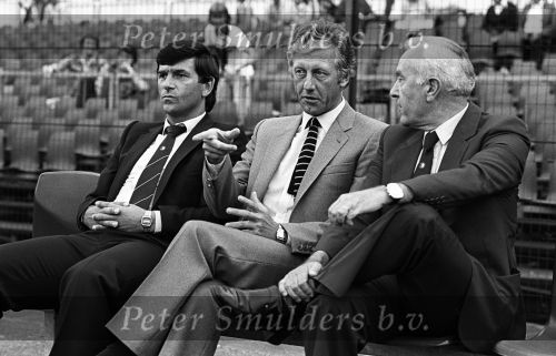 Rotterdam, 12 September 1981
Heel ontspannen voor de wedstrijd Feyenoord-PSV met een eindstand van 2-4
De trainer van Feyenoord, Vaclav Jezek met zijn assistent Clemens Westerhof en PSV trainer Thijs Libregts
Foto Peter Smulders BV