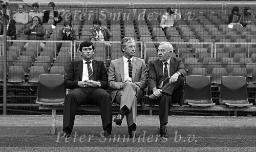 Rotterdam, 12 September 1981
Heel ontspannen voor de wedstrijd Feyenoord-PSV met een eindstand van 2-4
De trainer van Feyenoord, Vaclav Jezek met zijn assistent Clemens Westerhof en PSV trainer Thijs Libregts
Foto Peter Smulders BV