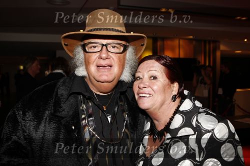 Bussum 5 maart 2008
Uitreiking gouden harpen in het spant in bussum.Thijs v Leer met hoed en vrouw
Peter Smulders bv