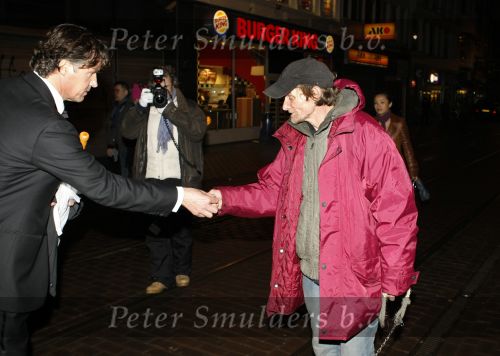 Amsterdam 22 januari 2009
Premiere Valkyrie in Tuschinski. Thom Hoffman geeft geld aan zwerver
Peter Smulders bv