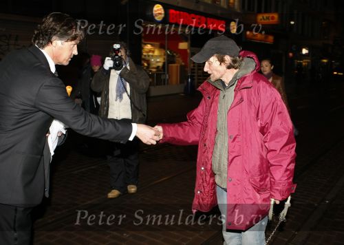 Amsterdam 22 januari 2009
Premiere Valkyrie in Tuschinski. Thom Hoffman geeft geld aan zwerver
Peter Smulders bv