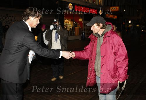 Amsterdam 22 januari 2009
Premiere Valkyrie in Tuschinski. Thom Hoffman geeft geld aan zwerver
Peter Smulders bv