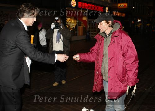 Amsterdam 22 januari 2009
Premiere Valkyrie in Tuschinski. Thom Hoffman geeft geld aan zwerver
Peter Smulders bv