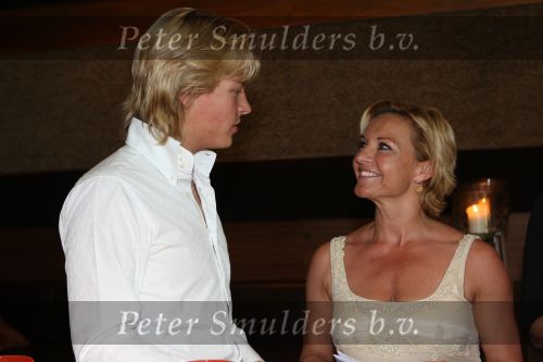 Amsterdam, 6 Mei 2008 Dinner in the Sky
Eten met BN-ers op 40 meter hoogte bij het IJ
Thomas Berge in gesprek met Mariska v Kolck
Foto Peter Smulders BV