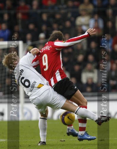 Eindhoven, 30 December 2007
Laatste Kompetitiewedstrijd van het jaar PSV-NAC  Eindstand 2-0 Seizoen 2007/2008
Tim Gilissen in duel met Danko Lazovic